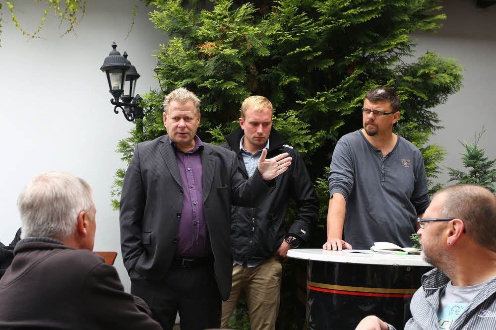 Trainer Volker Dietrich (links) zeigt an, wo der Weg des 1. FC Zeitz hingeht.