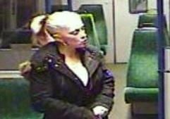Das von der Polizei veröffentlichte Foto ist das letzte von Mordopfer Anneli Alderton, hier im Zug zwischen Harwich und Colchester am 3. Dezember. (Foto: dpa)