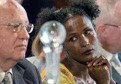 Der frühere Präsident der Sowjetunion, Michail Gorbatschow, beantwortet am Freitag (14.05.2004) in Hamburg auf einer Pressekonferenz zu den ersten "Women's World Awards" neben der UNO-Sonderbotschafterin Waris Dirie (r, Somalia) die Fragen der Journalisten. (Foto: dpa)