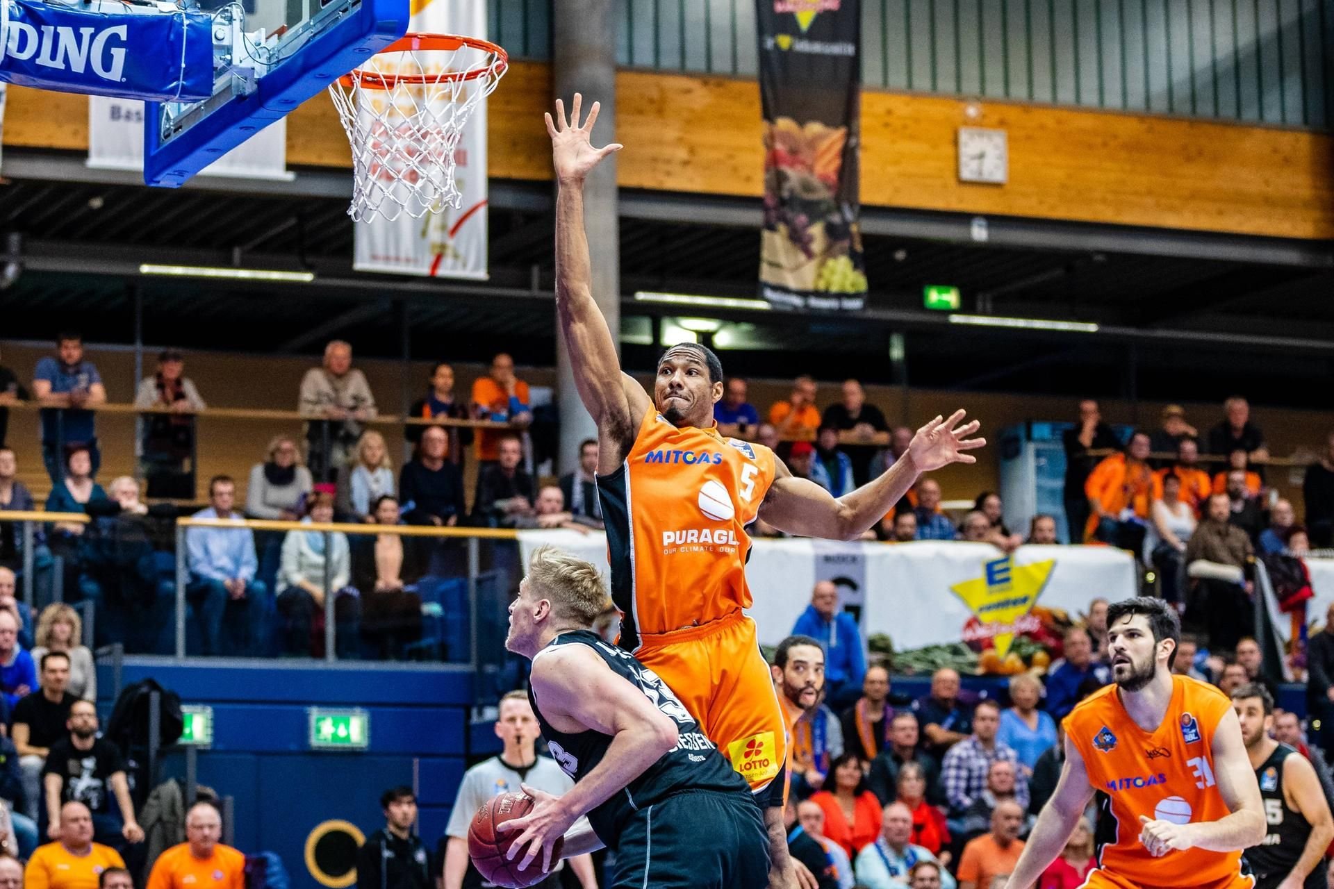Tremmell Darden vom MBC (5) im Duell mit Benjamin Lischka von den Giessen 46ers (13).