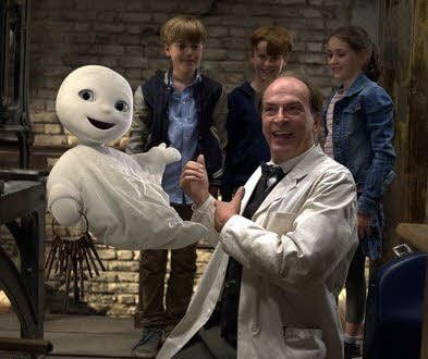 Das kleine Gespenst mit den Darstellern Herbert Knaup sowie (hinten von links) Nico Hartung, Jonas Holdenriede und Emily Kusche