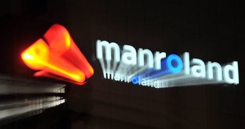 Eine Ampel schaltet vor dem Logo des Druckmaschinenherstellers Manroland in Plauen auf rot. (FOTO: ARCHIV/DPA)