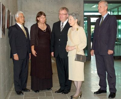 Professor Takashi Hashimoto, Vizepräsident des Verbandes Japanisch-Deutscher Gesellschaften (VJDG), Gesa Neuert, Vizepräsidentin des Verbandes Deutsch-Japanischer Gesellschaften (VJDG), Pastor Ulrich Pohl, Leiter Bodelschwingh'schen Anstalten Bethel, Japans Kaiserin Michiko und Hans-Joachim Daerr, Deutscher Botschafter in Tokio, beim Besuch einer Fotoausstellung über die Arbeit in Bethel in der Deutschen Botschaft in Tokio (FOTO: DPA)