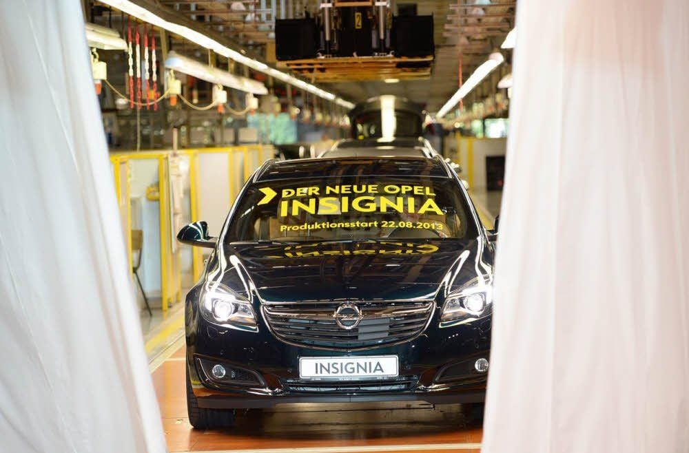 Vorhang auf für einen Hoffnungsträger: Der neue Opel Insignia rollt an.