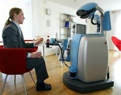 Der intelligente Roboter «Care-O-bot II» bedient die Ingeneurin Birgit Graf vom Fraunhofer-Institut für Produktionstechnik und Automatisierung in Duisburg. Die zweite Generation des Roboters verfügt über einen Manipulator, einen Sensorkopf und eine aktive Gehhilfe. Der Arm mit sechs Freiheitsgraden und einer Reichweite von etwa einem Meter ist speziell für Haushaltsaufgaben konzipiert. Dynamische Hindernisse werden erkannt, und Care-O-bot-II fährt um die Hindernisse herum. Zielgruppe für die spätere Serienfertigung sind ältere, behinderte Menschen. Mit Hilfe des Roboters könnten sie ohne menschliche Hilfe länger als heute möglich in den eigenen vier Wänden wohnen bleiben. (Archivfoto: dpa)