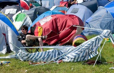 Ein junger Mann sitzt auf dem Gelände des Hurricane-Festivals in Scheeßel: Eine junge Frau aus Aken starb bei einem Heavy-Metal-Festival wahrscheinlich an einer Kohlenmonoxidvergiftung. (FOTO: DPA)