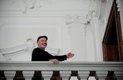 Der Architekt Peter Kulka steht im Residenzschloss in Dresden auf der Englischen Treppe und zeigt auf die Tür zum Riesensaal, in dem derzeit noch gebaut wird und dessen Fertigstellung sich verzögert. (FOTO: DDP)