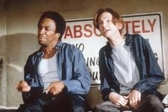 Die Häftlinge und Freunde Luther (Eddie Griffin, l) und Dizzy (DJ Qualls) singen in einer Szene aus dem neuen Kinofilm «The New Guy» zusammen. Dizzy ist laut seiner eigenen Einschätzung ein total uncooler Typ, der größte Loser an seiner Schule.)