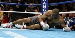 Roy Jones Jr. liegt in Las Vegas am Boden. (Foto: dpa)