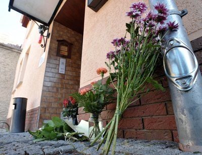 Blumen liegen an dem Wohnhaus des getöteten Arztes in Mansfeld. Gut ein Jahr nach dem Doppelmord an einer Rentnerin und einem Arzt beginnt nun der Prozess gegen den geständigen 38-jährigen Täter. (FOTO: DPA)