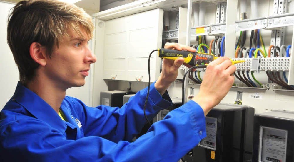 Zu den Mitarbeitern, auf die sich Firmenchef Rainer Neitzsch verlassen kann, gehört Tim Leese. Das Unternehmen ist derzeit für die gesamte Elektrik bei der Sanierung von altengerechten Wohnungen in der Otto-Schlag-Straße 36 in Weißenfels zuständig.