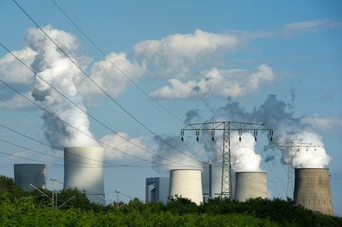 Dampfwolken steigen aus den Kühltürmen des Vattenfall Kohlekraftwerks Boxberg. (FOTO: DPA)