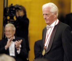Der japanische Prinz Hitachi hat den deutschenArchitekten Frei Otto am Mittwoch in Tokio mit der weltweit höchstenEhrung zeitgenössischer Kunst, dem japanischen «Praemium Imperiale»geehrt. (Foto: dpa)