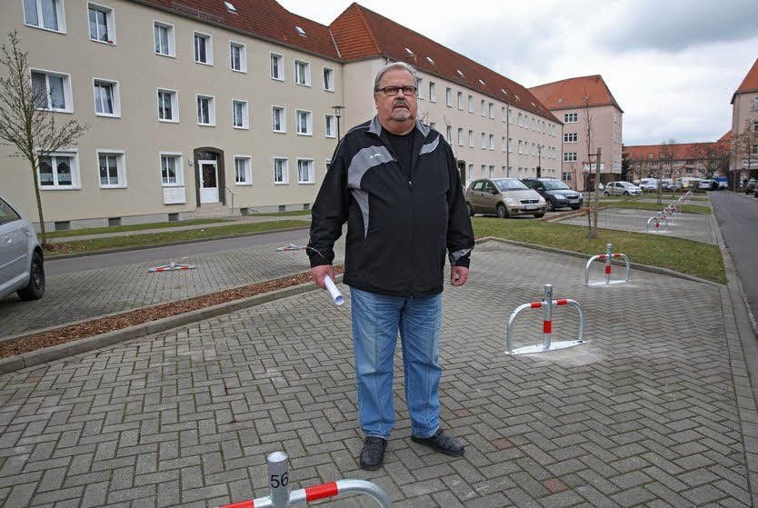 Heino Ernst auf einem der neuen Anwohner-Parkplätze.
