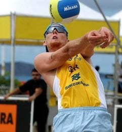Jonas Reckermann schlägt den Ball gegen Schweden zurück. (Foto: dpa)