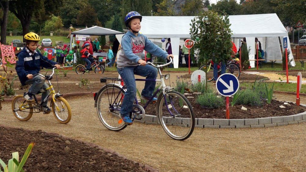 Die ersten kleinen Pedalritter testen den Parcours im Verkehrsgarten.