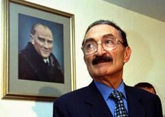 Das Foto vom 2. Dezember 1998 zeigt den ehemaligen türkischen Ministerpräsidenten Bülent Ecevit. Ecevit ist im Alter von 81 Jahren gestorben. (Foto: dpa)