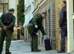 Einsatzkräfte der Polizei in Halle/Saale am Tatort der Schießerei. (MZ-Foto: Jan Möbius)