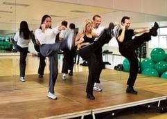 Fitness-Training boomt weiter. Nicht nur sanfte Übungen sind im Trend: Asiatische Kampfkunst als Vorbild -Thairobic stellt hohe Anforderungen an Ausdauer und Beweglichkeit. (Foto: dpa)