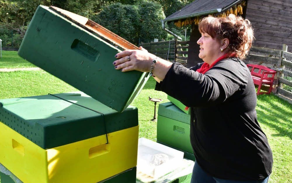 Imkerin Beatrix Schierhorn bringt die Bienen in den Winterschlaf.