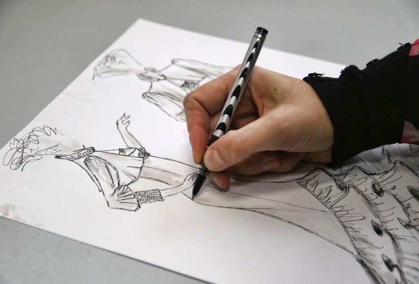 An ihren Skizzen arbeitet die Sangerhäuserin immer im Stehen.