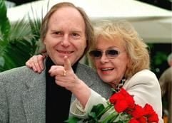 Das Archivbild zeigt Hildegard Knef mit ihrem Mann Paul von Schell in Berlin. Das Filmmuseum Berlin hat den Nachlass der im Februar gestorbenen Schauspielerin Hildegard Knef erworben und plant für 2004 eine große Sonderausstellung. Eine kleine Auswahl wurde am Mittwoch (18.12.2002) in Anwesenheit des Witwers Paul von Schell vorgestellt. (Foto: dpa)