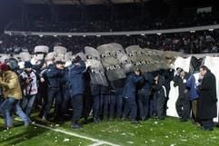 Türkische Polizisten stoppen während des Skandalspiels Besiktas gegen Samsunspor Randalierer. (Foto: dpa)