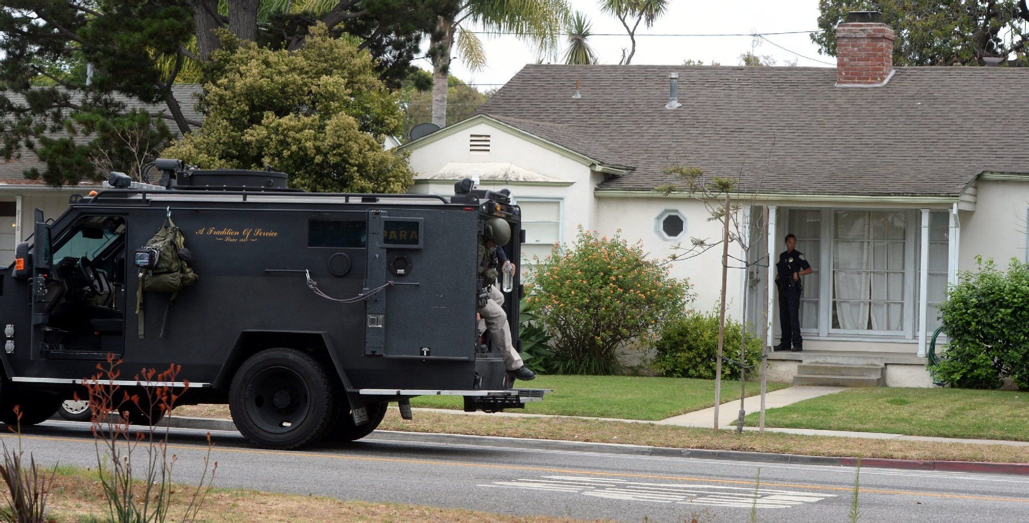 Ein gepanzertes Fahrzeug der Polizei steht nahe dem College Campus in Santa Monica (US-Bundesstaat Kalifornien), wo ein Mann vier Menschen getötet hat.
