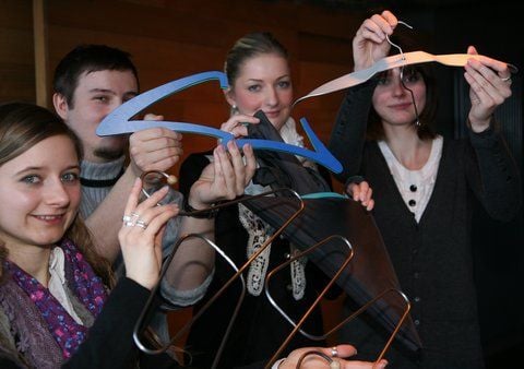 Ihre selbstentworfenen Kleiderbügel zeigen die Design-Studenten (v. l.) Sina Scholz, Falko Tinzmann, Katharina Zschiesche und Franziska Bottin. (FOTO: DPA)