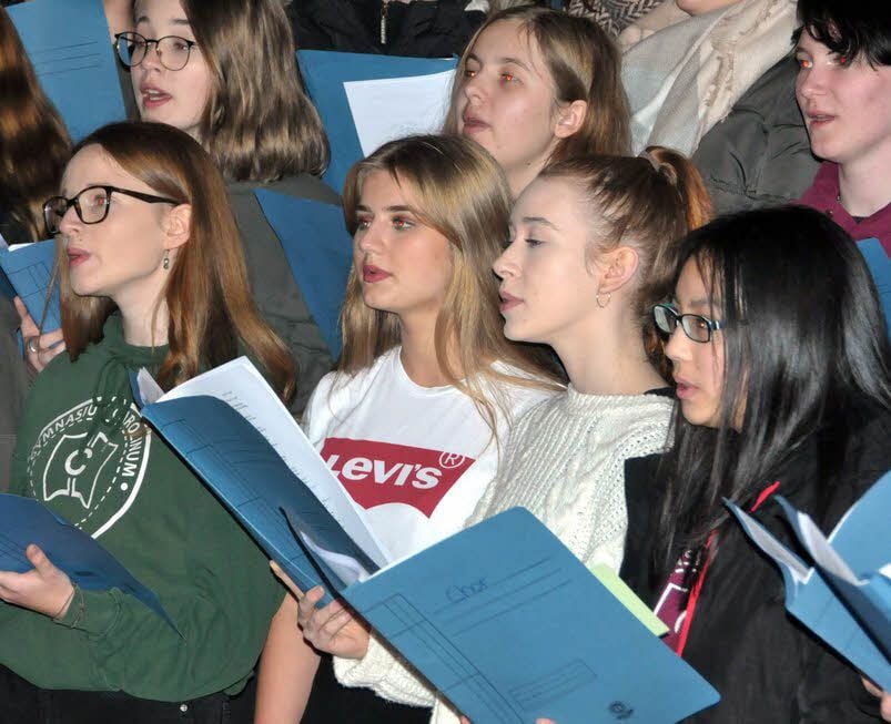 Auch der Chor des Gymnasiums Carolinum Bernburg stimmte bei dem Konzert auf die Weihnachtszeit ein.