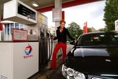 Bio-Mix aus der Zapfpistole - nach einer neuen EU-Richtlinie sollen bis Ende 2005 alle Kraftstoffe einen gewissen Anteil biologischer Komponenten enthalten. Billiger wird der Sprit dadurch nach Einschätzung von Experten allerdings nicht. (Foto: dpa)