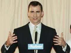 Der spanische Trohnfolger Felipe zeigt der Presse, wie groß sein neu geborenes Töchterchen ist. (Foto: dpa)