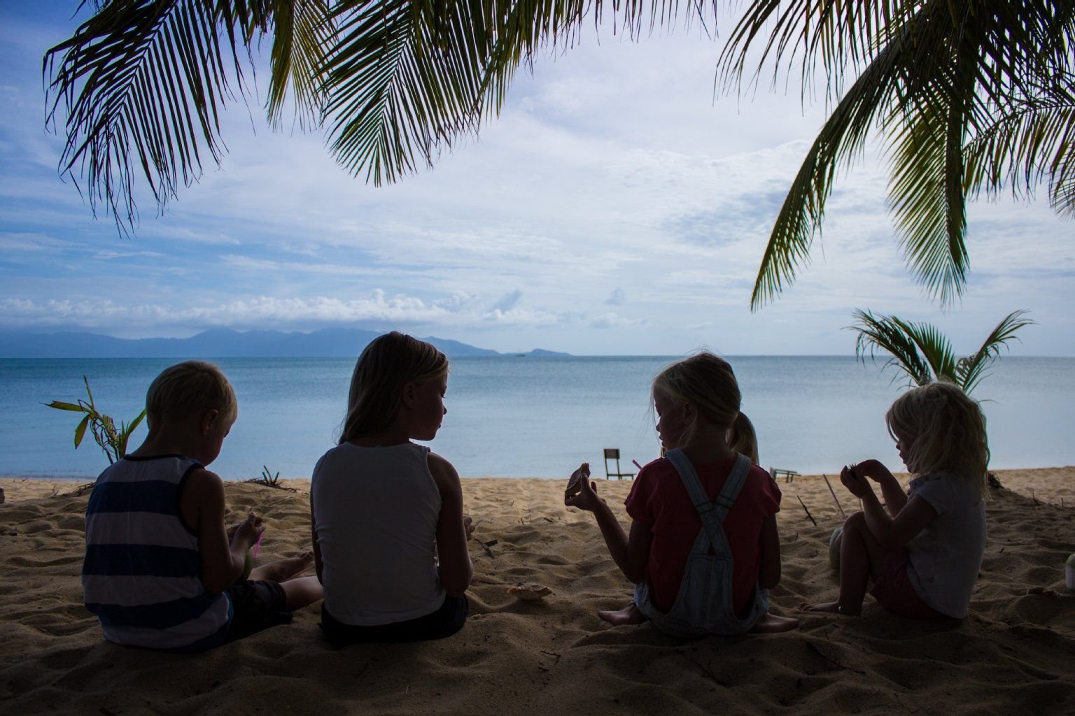 Rasselbande im Paradies: Die vier Kinder der Familie am Strand von Koh Samui.