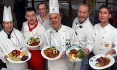 Rechts außen steht der Champion, der 32-jährige Klingenthaler Thomas Böhm, der sich beim ersten "Sauerbraten-Wettkochen" im vogtländischen Auerbach gegen die Konkurrenz durchsetzt (Foto: dpa)