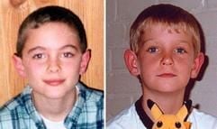 Die Bildkombo zeigt den vermissten 11-jährigen Jonathan (l) und den toten Dennis Klein. Nach dem spurlosen Verschwinden von Jonathan aus einem französischen Schullandheim sieht die Polizei Parallelen zum ungelösten Mordfall Dennis. Der gesuchte Serientäter könne auch für den Fall in Frankreich verantwortlich sein, sagte ein Polizeisprecher am Mittwoch (28.04.2004) in Rotenburg (Wümme). Der 9 Jahre alte Dennis war vor fast drei Jahren ebenfalls nachts aus einem Schullandheim in Wulsbüttel (Kreis Osterholz) verschwunden. Seine Leiche wurde zwei Wochen später gefunden. (Foto: dpa)