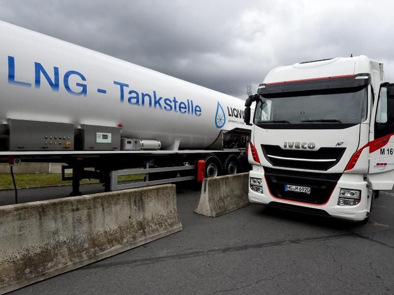 An der ersten LNG-Tankstelle werden Lastwagen mit Flüssigerdgas betankt. Foto: Bernd Settnik/zb/dpa/Archivbild