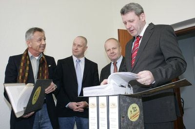 Holger Hövelmann (r-l, SPD), und Landeswahlleiter Klaus Klang nehmen von den Bürgermeistern Ralf Wunschinski (CDU, Angerdorf) und Heinz Baldus (parteilos, Jävenitz), Unterschriftenlisten entgegen. (Foto: Jens Wolf/ZB)