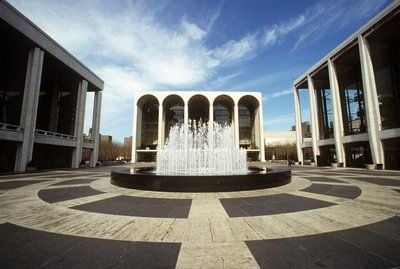Blick auf die Metropolitan Opera in New York. Die weltberühmte «Met», wie sie liebevoll genannt wird, feierte im Oktober 2008 ihren 125. Geburtstag. (FOTO: DPA)