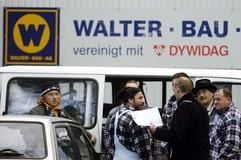 Bauarbeiter unterhalten sich am Dienstag (1. Februar 2005) in Frankfurt auf einer Bausstelle des Unternehmens Walter Bau. Das Amtsgericht Augsburg hat ein Insolvenzverfahren über das Vermögen der Walter Bau-AG eröffnet. (Foto: dpa)