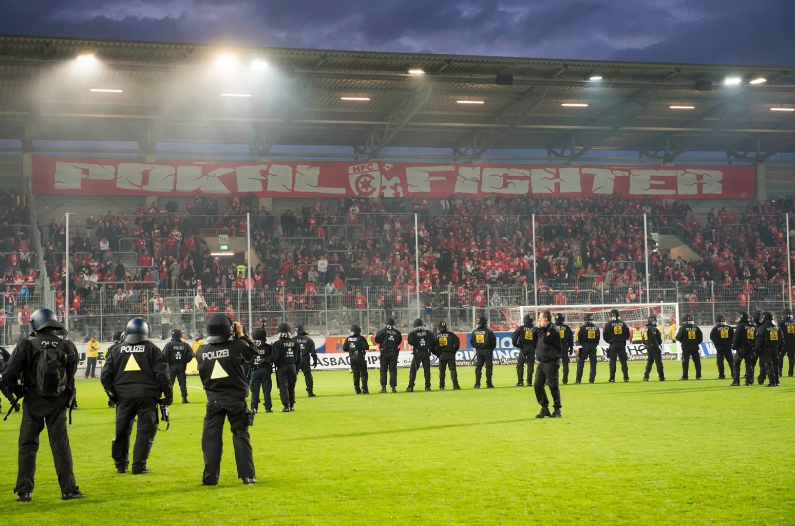Ein großes Polizeiaufgebot sicherte das Spielfeld nach dem Abpfiff im Finale um den Landespokal 1. FC Magdeburg gegen Hallescher FC im Erdgas Sportpark.