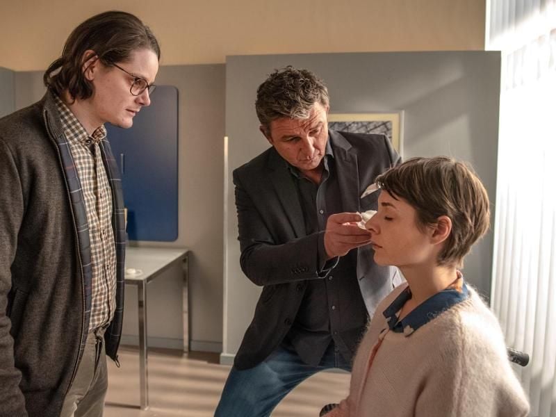 Dr. Gruber (Hans Sigl) nimmt Jana (Katharina Nesytowa) den Verband von den Augen. Wird sie zum ersten Mal ihren Freund Anton (Johannes Franke, l) sehen können? Foto: ZDF/Stefanie Leo