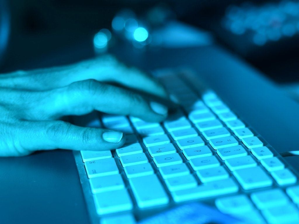 Privates Surfen am Arbeitsrechner kann zu einer Kündigung führen.