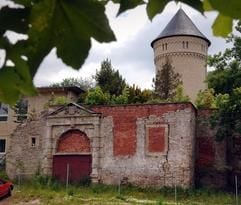 Blick auf Reste der Schlossruine Osterstein in Gera, aufgenommen am 09.06.2005. Seit 1990 kämpft eines der ältesten Adelsgeschlechter Thüringens, das Haus Reuß, um die Rückgabe von Häusern, Schlössern und Forstflächen. (Foto: dpa)