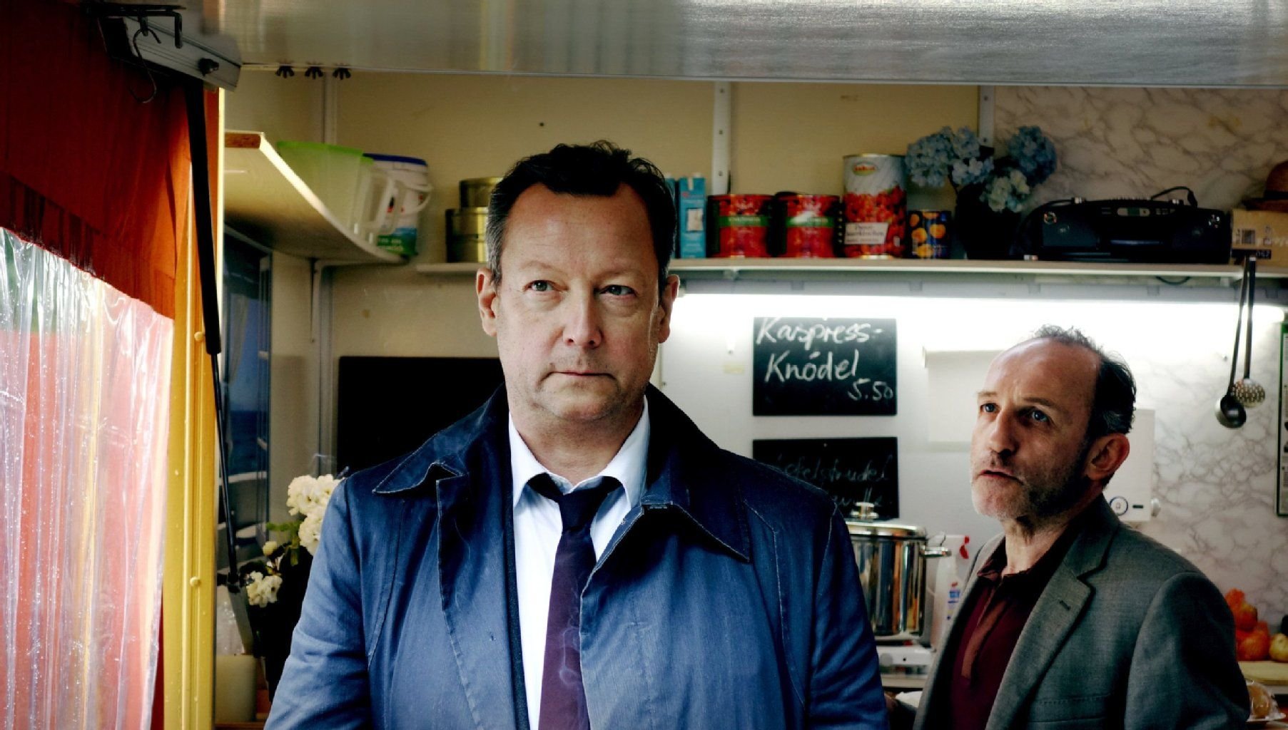 Baumann (Karl Markovics, rechts) will Meuffels (Matthias Brandt) von seiner Schuld überzeugen.