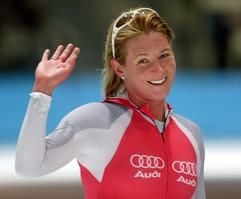 Die Olympiasiegerin und Weltrekordlerin Claudia Pechstein winkt am Freitag (05.11.2004) bei den Deutschen Meisterschaften über die Einzelstrecken im Eisschnelllaufen in Berlin nach ihrem Lauf über die 3000 Meter der Frauen. Die Favoritin gewann den Titel in der Zeit von 4.07,73 Minuten. (Foto: dpa)