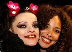 Die Sängerinnen Nina Hagen und Joy Denalane freuen freuen sich in Oberhausen über den Erhalt der «Eins Live Krone». Hagen erhielt die Krone für Ihr Lebenswerk und Denalane wurde zur besten Sängerin gewählt. Zum fünften Mal verlieh das junge WDR-Radio Eins Live die «Eins Live Krone». In acht Kategorien wurde der Preis verliehen. (Foto: dpa)