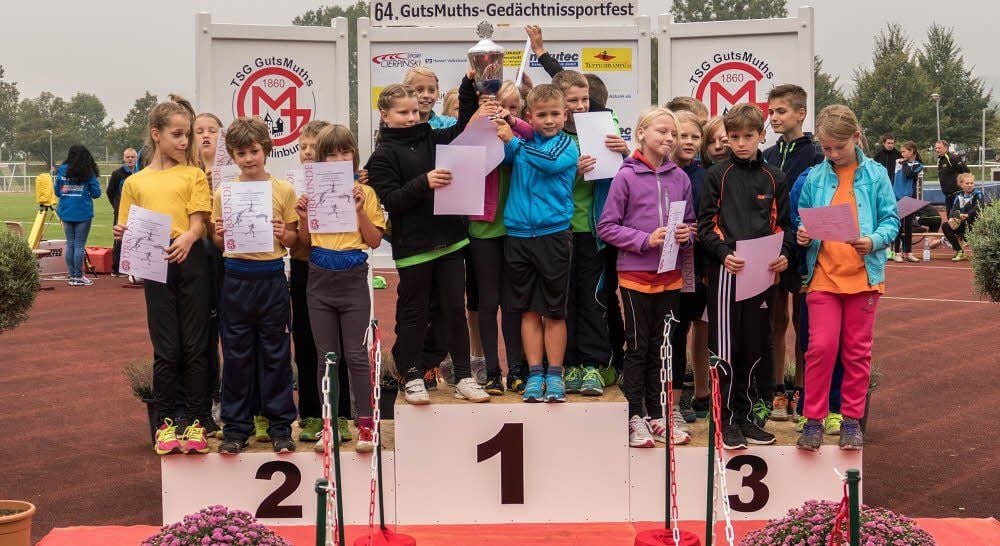 Beim diesjährigen Staffellauf der Grundschulen konnten sich bei den Jahrgängen 2005 und 2006 die Marktgrundschule (M.) den großen Pokal abholen. Die jungen Sportler gewannen vor der Integrativen Grundschule Am Kleers(l.) und der Grundschule Am Heinrichsplatz (r.).