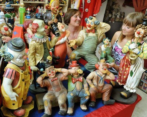 Im ersten deutschen Clownmuseum betrachten in Leipzig eine Mutter mit ihrer Tochter Clownsfiguren. (FOTO: DPA)