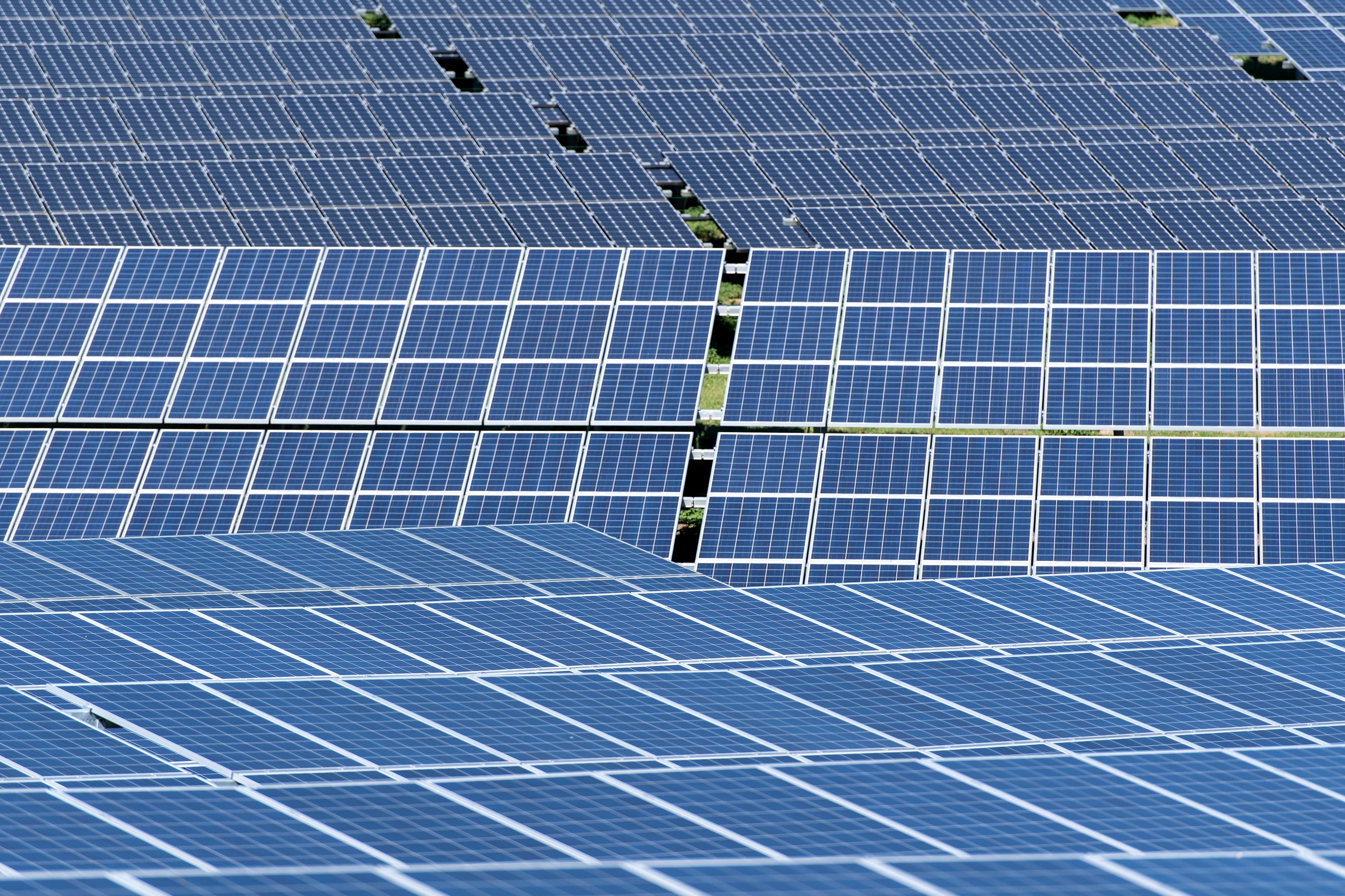 Solarmodule, auch Photovoltaikmodule genannt, erzeugen aus Sonnenlicht elektrische Energie. Sie bestehen aus in Serie oder parallel geschalteten Solarzellen.