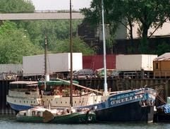 Das Hausboot der "Kelly Family" liegt an einer Kaimauer im Hafen in Köln-Mülheim (Archivfoto). Die 34 Meter "Sean O'Kelly" fährt seit Mittwoch von Köln aus auf dem Rhein nach Speyer, wo sie im Technik Museum als Leihgabe vor Anker gehen soll. Die Musikerfamilie hatte von 1986 bis 1992 auf dem 81 Jahre alten Segelschiff gelebt. (Foto: dpa)